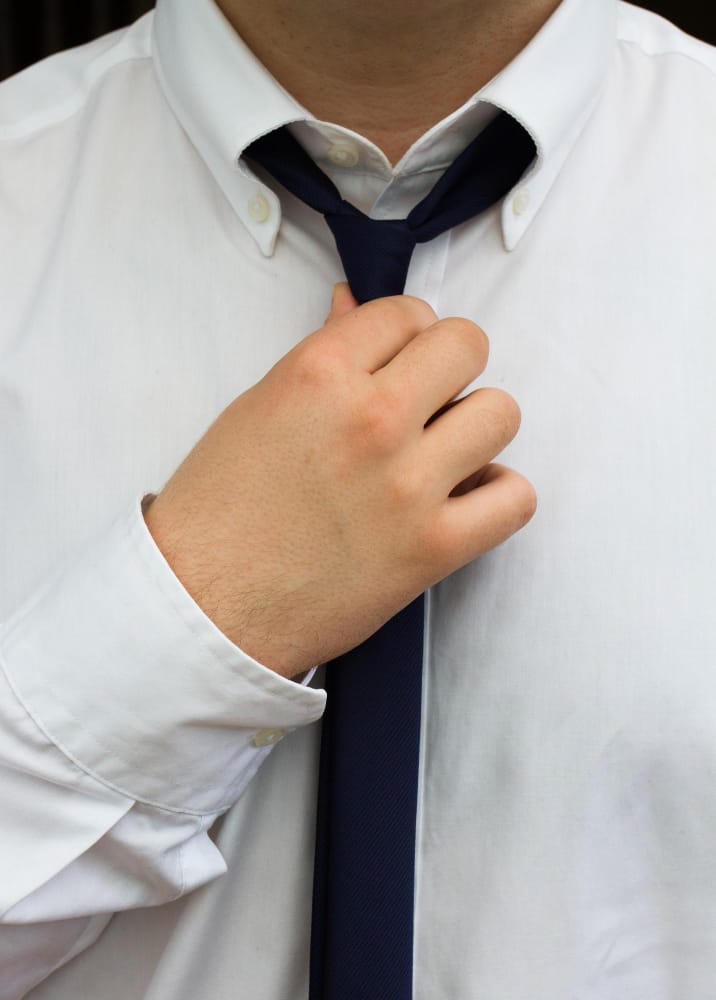 איך קושרים עניבה