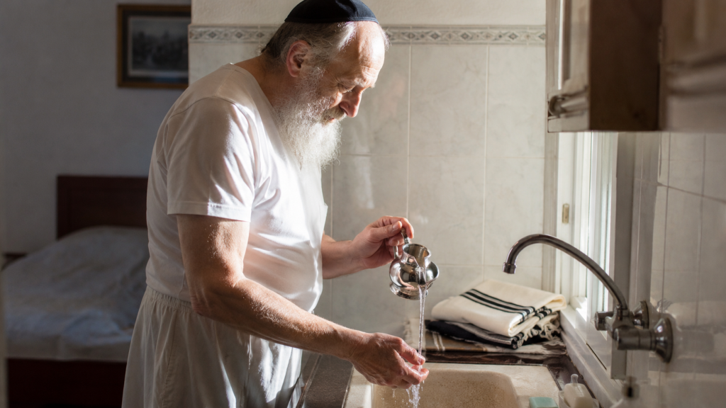 איך נוטלים ידיים בבוקר