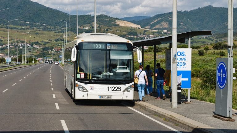 אוטובוס בתחנה בצומת בצפון הארץ
