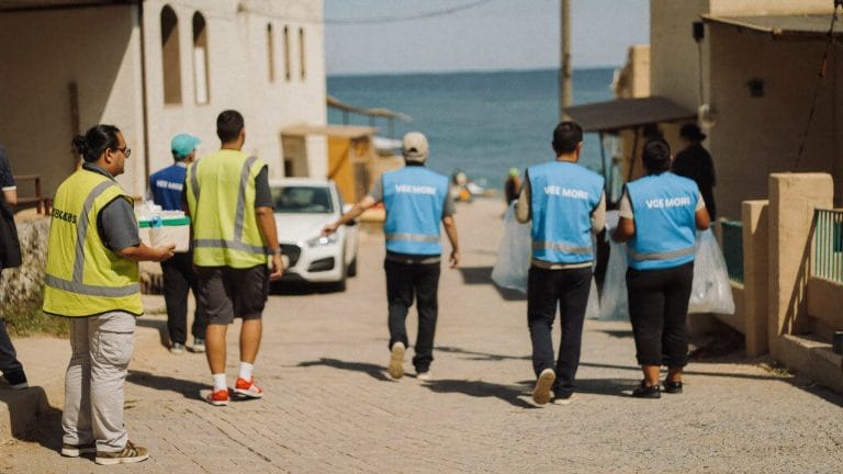 מתנדבים קהילתיים בעיר חוף בצפון מסייעים לתושבים ברחוב